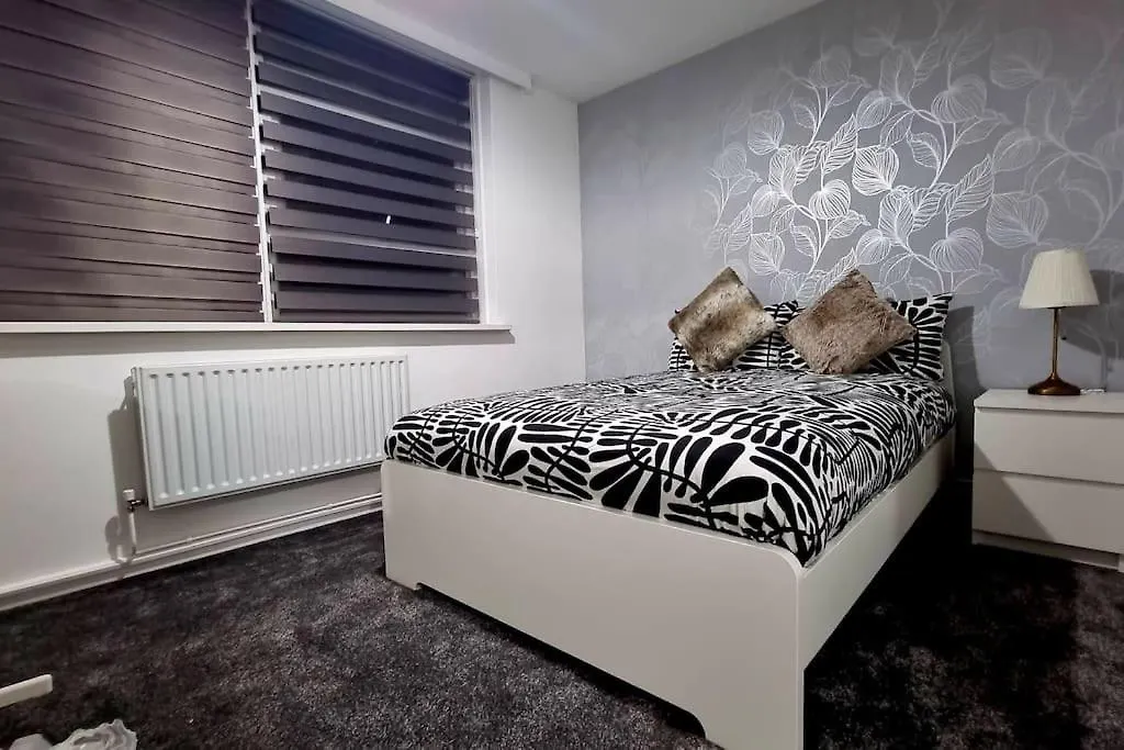 1 Bed Flat With Free Parking In E13 Apartment London
