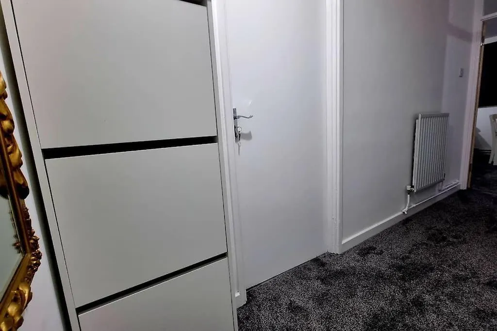 1 Bed Flat With Free Parking In E13 Apartment London
