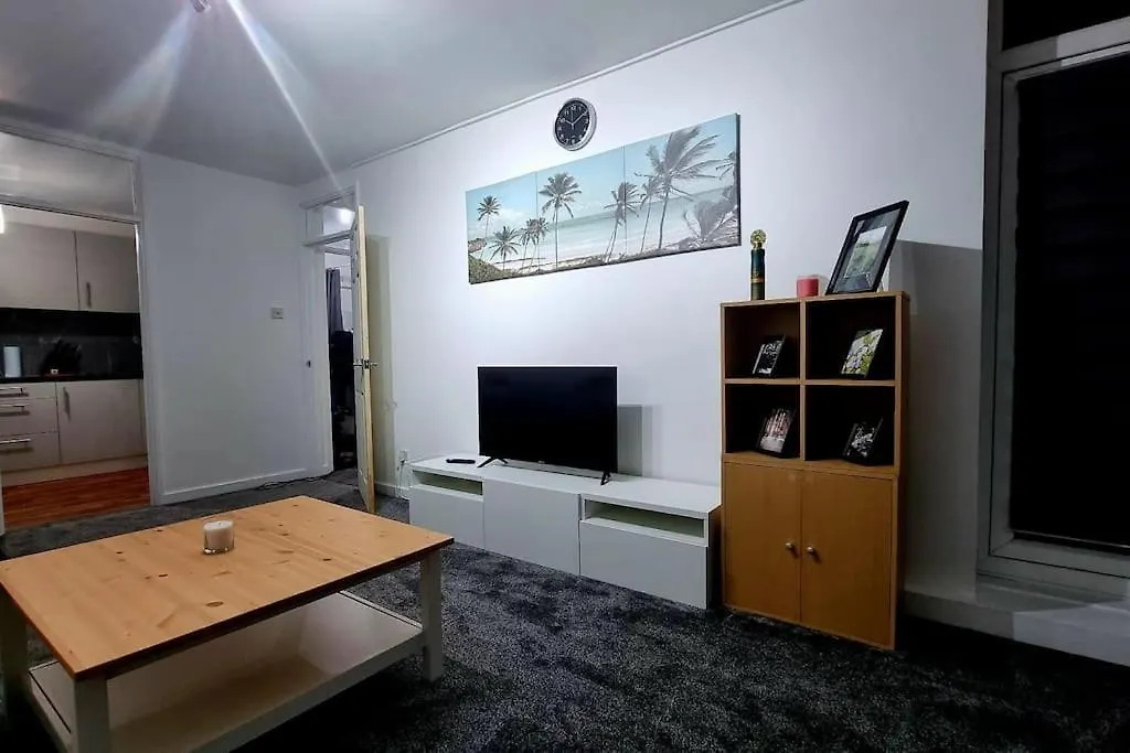 1 Bed Flat With Free Parking In E13 Apartment London