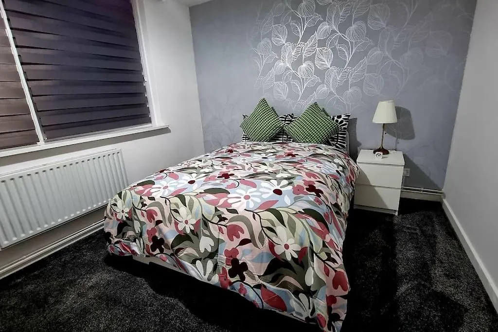 1 Bed Flat With Free Parking In E13 Apartment London